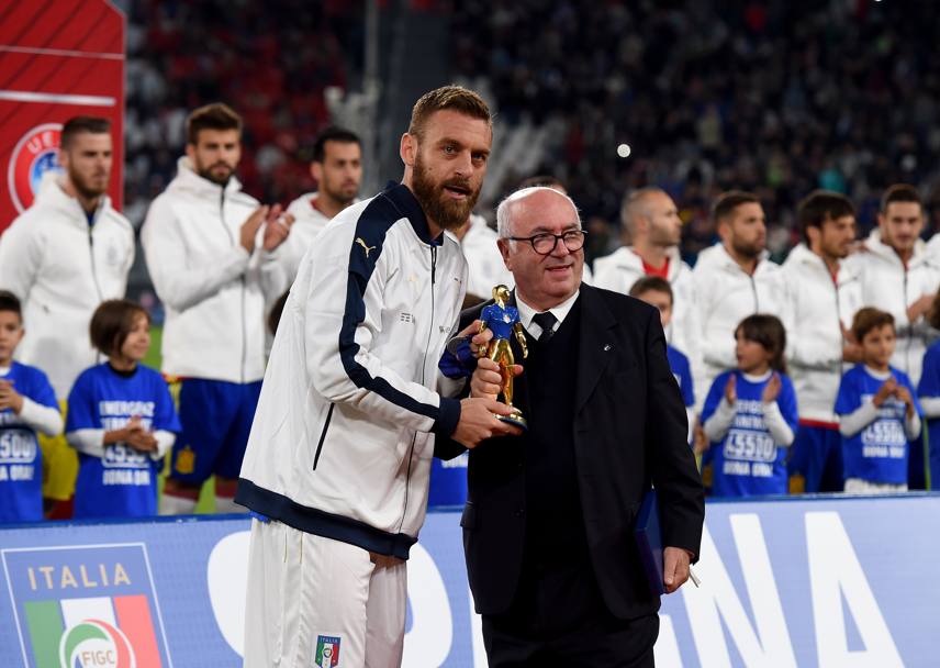 Daniele De Rossi premiato dal presidente Figc Carlo Tavecchio per le oltre 100 presenze con la maglia azzurra. GETTY IMAGES